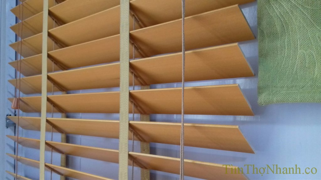 rèm gỗ xoay lật lá điều khiển để tăng giảm độ sáng rất đơn giản