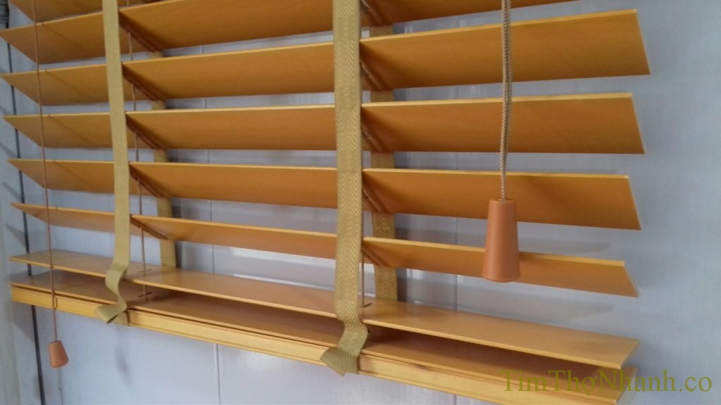 các lá gỗ bản rộng 3cm - 5cm điều khiển xoay lên xuống 180 độ dễ dàng