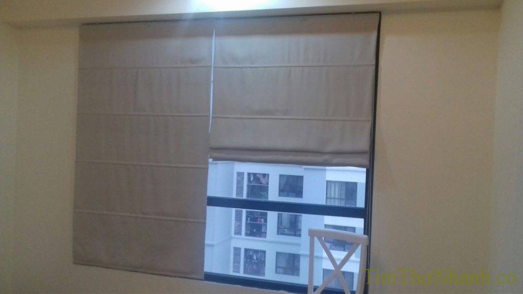 rèm vải kéo lên, rèm rô man lắp ở cửa sổ nhà chung cư cũng đẹp đây chứ