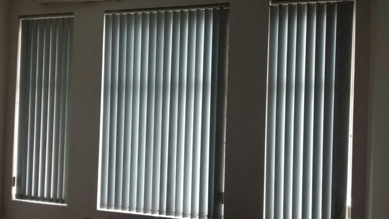 Rèm chớp nhựa mềm, khe sáng dọc là rèm lá dọc 160k/m2