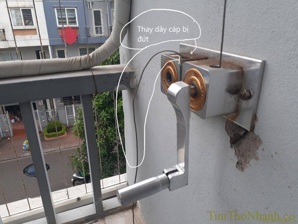 Thay dây cáp giàn phơi inox 304 không rỉ, thêm dầu mỡ trơn tru Thay dây cáp giàn phơi inox 304 không rỉ, thêm dầu mỡ trơn tru