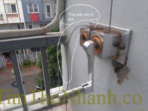 Thay dây cáp giàn phơi inox 304 không rỉ, thêm dầu mỡ trơn tru Thay dây cáp giàn phơi inox 304 không rỉ, thêm dầu mỡ trơn tru