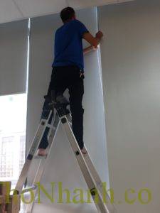 Lắp rèm cuốn cắt ngắn chiều rộng phù hợp cửa kính Lắp rèm cuốn cắt ngắn chiều rộng phù hợp cửa kính