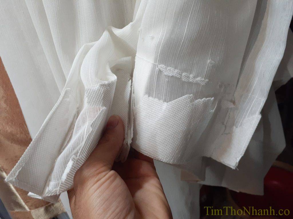 Sửa rèm vải may lại mếch, với bộ rèm anh chị thấy chúng rơi ra bụ trắng đó là rèm đã hỏng mếch