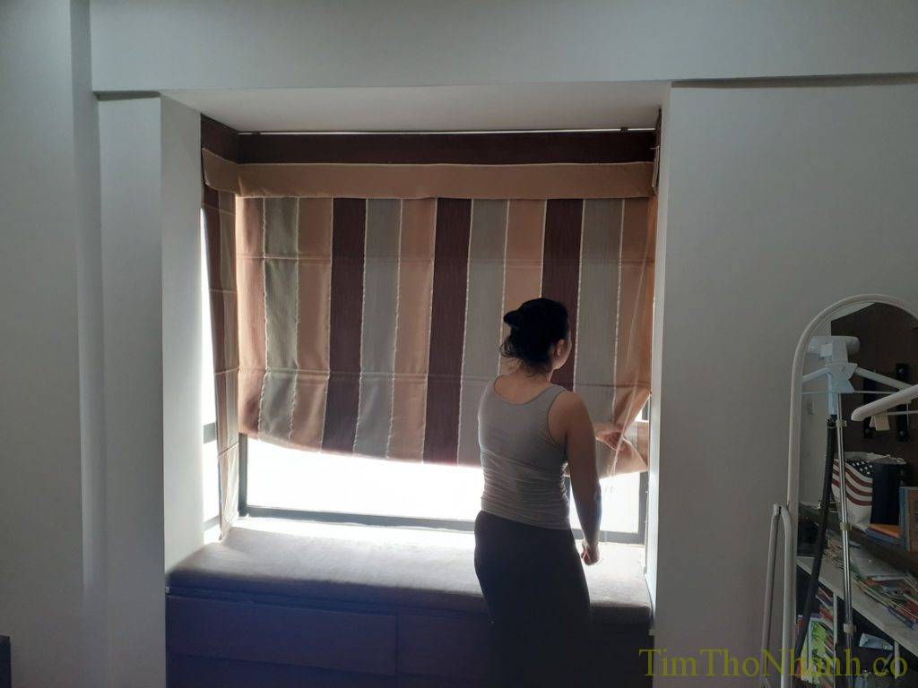 khách thuê nhà nghỉ trải nghiệm cách kéo rèm  sau khi chúng em vừa sửa xong