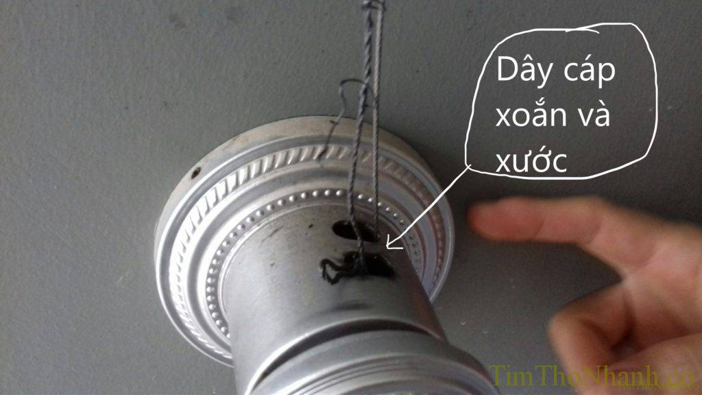 Xước dây cáp làm dây xoắn lại làm mắc kẹt ở bộ tời, cần sửa chữa bằng cách thay mới dây cáp giàn phơi là bộ giàn phơi sử dụng bình thường