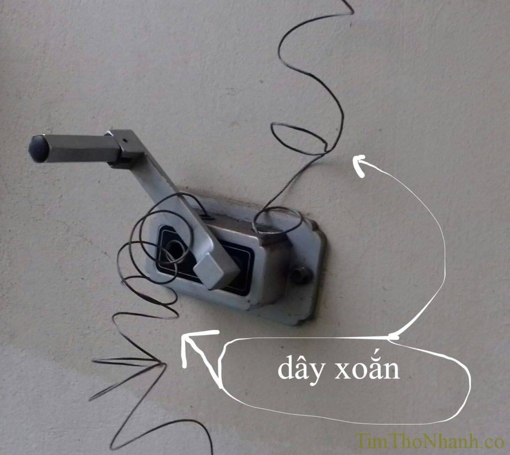 dây xoắn là nguyên nhân làm hỏng dây phơi của giàn phơi , chỉ cần thay mới dây cáp là anh chị có bộ giàn phơi sử dụng bình thường