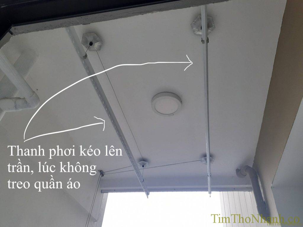 thanh phơi kéo lên cao lúc không treo quần áo, để lại ở dưới không gian thoán mát