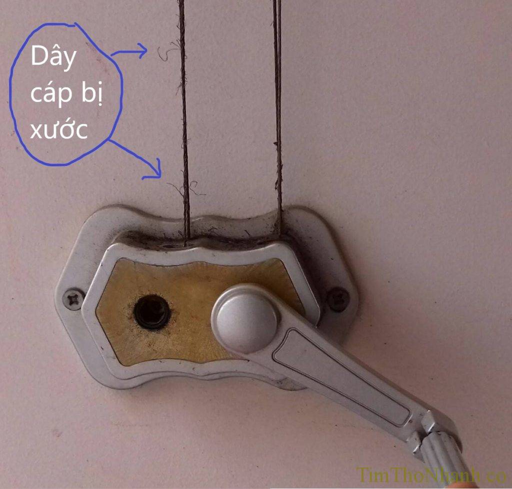 sợi cáp bị xước từng sợi nhỏ ly ti dần dần làm đứt cả sợi cáp cần sửa chữa ngay tránh dây đứt phựt không an toàn chút nào ạ