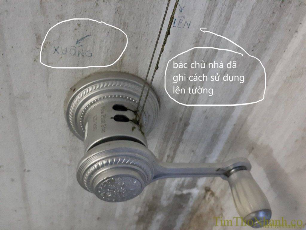 bác chủ nhà ghi chú thích cách sử dụng quay nâng hạ thanh phơi lên tường nhà, cách làm đơn giản hiệu quả tăng độ bền giàn phơi lên nhiều năm