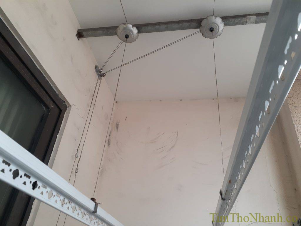 với kiểu trần thạch cao chúng em bắt thêm thanh sắt chịu lực để anh chị yên tâm treo đồ không lo xập trần.